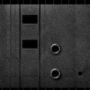 Siyah renkli plastik panel yüzeyinde delikleri olan kusursuz 4k fotoğraf dokusu materyali.