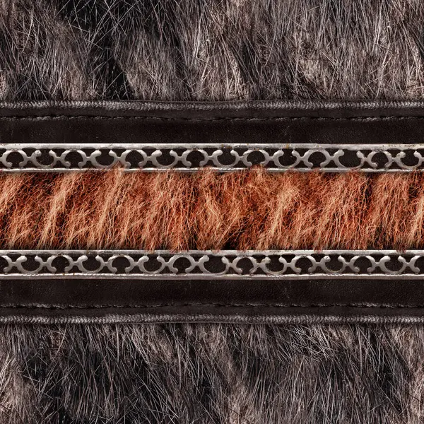 Açık gri ve kahverengi kürklü, deri ve metal kayışlı, kusursuz 4k fotoğraf malzemesi..