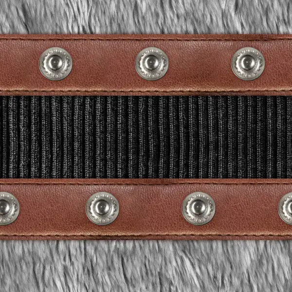 Deri kayışlar, düğmeler ve bez kelepçelerle açık gri kürkün kusursuz 4k fotoğraf dokusu.