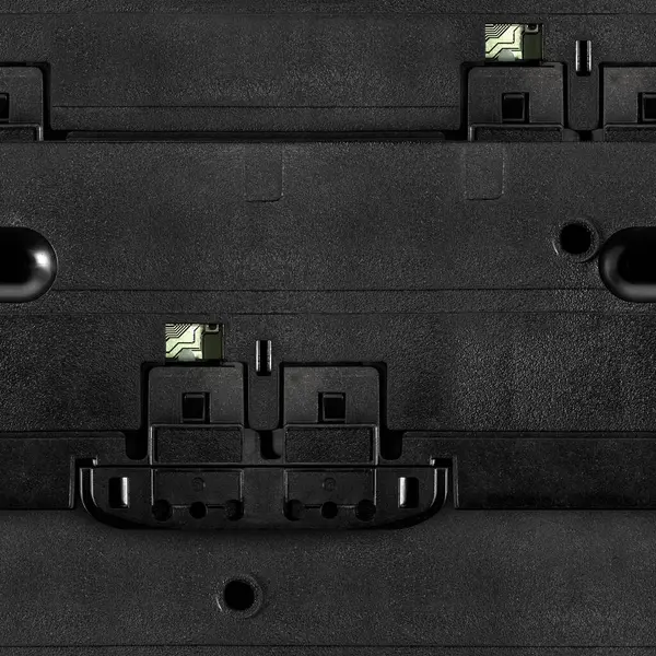 Siyah renkli plastik panel yüzeyinde devre kartı takılı, kusursuz 4k fotoğraf dokusu materyali.
