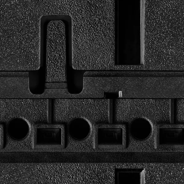 Siyah renkli plastik panel yüzeyinde delikleri olan 4k 'lık fotoğraf dokusu kusursuz bir şekilde kapat.