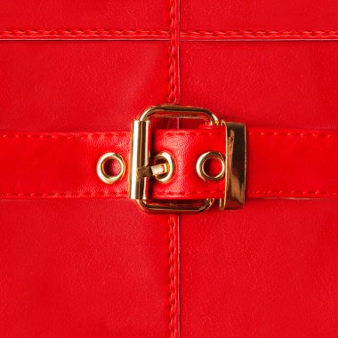 Dikişleri ve altın kemer kayışları olan kırmızı deri yüzeyli kusursuz 4k fotoğraf dokusu..