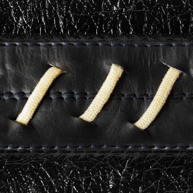 Dikilmiş kayışlar ve beyaz halat örgülü cilalı deri yüzeyin kusursuz 4k fotoğraf dokusu..