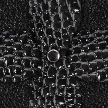 Metal düğmeli siyah deri yüzey üzerine deriden örülmüş, pürüzsüz 4k fotoğraf dokusu..