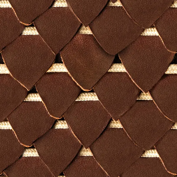 Koyu kahverengi pullu deri yüzey ve ip eklenmiş 4k 'lık kusursuz fotoğraf dokusu. Deri zırh dokusu.
