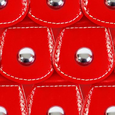 Dikiş ve metal perçinlerle pullu kırmızı cilalı deri zırh yüzeyinin 4 km 'lik kusursuz fotoğraf dokusu. Zırh dokusu materyali.