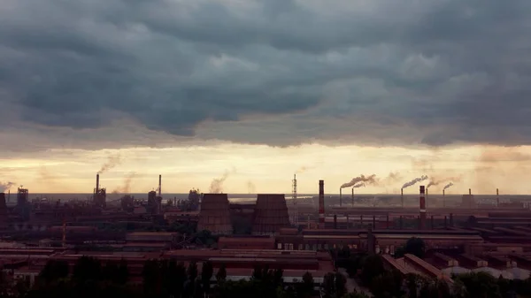 Schwerindustrie Mit Luftverschmutzung Die Von Einer Großen Fabrik Produziert Wird — Stockfoto