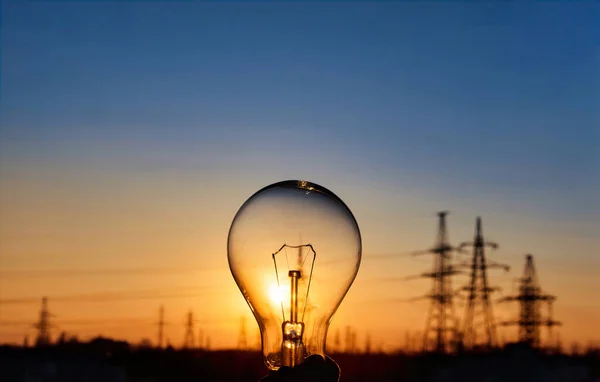 Лампочка Высоковольтной Линией Заднем Плане Экономия Электроэнергии Энергии Городе Стоковая Картинка