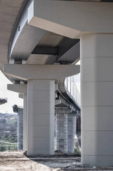 Híd Oszlopa Egy Magaslati Alatt Szürke Oszlopok Alátámasztják Szerkezet Súlyát — Stock Fotó