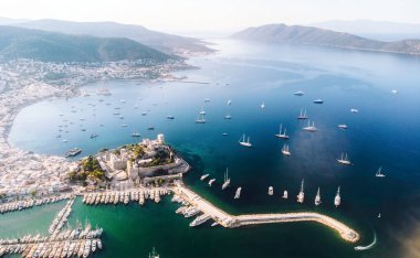 Aziz Peter Kalesi ve marina - Bodrum, Türkiye. Bodrum kalesi, yukarıdan deniz yatları, hava manzaralı. Resim indir