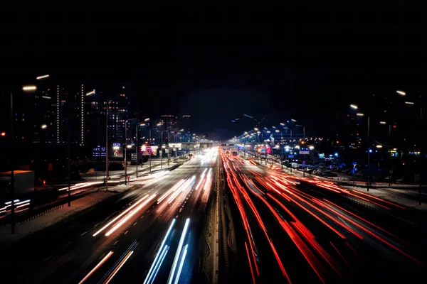 Kyiv 'de gece trafiği sıkışık. Fotoğraf gecesi trafiği. Bir sürü kırmızı ve beyaz araba lambası. Resim indir