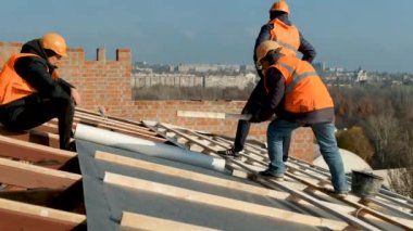 Özel koruma giysisi ve eldiven giyen çatı işçisi, pnömatik silah kullanan ve yeni çatının üstüne beton çatı döşemesi yapan inşaat halindeki konut konutu kavramı.