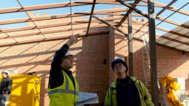 Yüksek çelik platformda işçilerin mühendis teknisyenizleme ekibi, Mühendis teknisyen Looking Up ve Bitmemiş İnşaat Projesi Analiz.