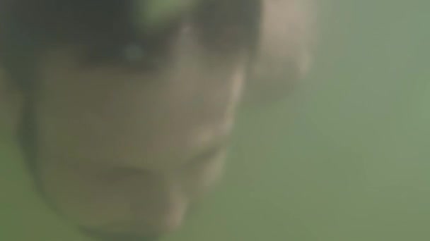 Водне Занурення Захоплюючий Момент Людини Занурюється Виходить Поверхню Під Водою — стокове відео