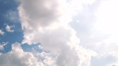 Mavi gökyüzünde beyaz kabarık bulutların hızlandırılmış klibi. Gökyüzü bulutları zaman ayarlı.