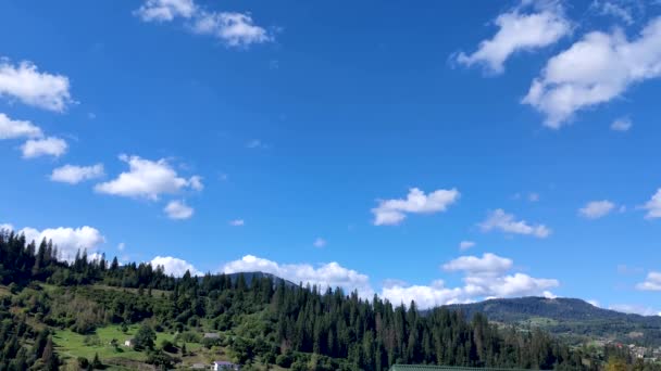 Mountain Timelapse Dynamic Sky Rolling Clouds Bloeiende Landschap Gevangen Een — Stockvideo