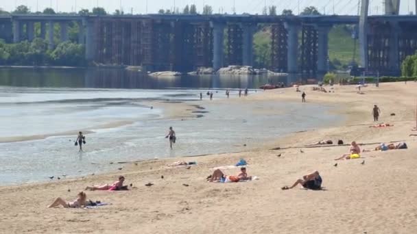 ザポリジジア ウクライナ 20223 ロシアがノヴァ カフカで大きなダムを破壊した後 中央都市ザポリジアのダニプロ川のビーチに集まった人々 — ストック動画