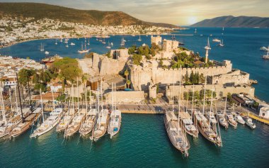 Kale 'deki yat limanında gün batımı. Yachting Sunset sahnesi. Günbatımı koyunda yatlar. Aziz Peter Bodrum Marina Şatosu, Bodrum, Türkiye 'de yelkenli tekne ve yatlar