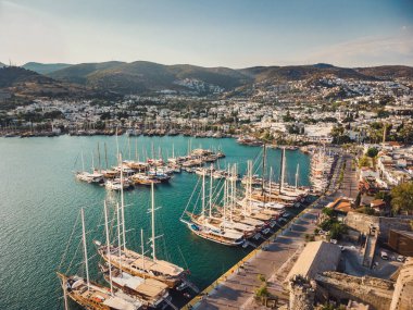 Bodrum Cruise Limanı Ege 'nin güneybatı limanı. Liman 'da muhteşem bir yelkenli manzarası var. Günbatımı koyunda yatlar. Yelkenli teknelerin batış sahnesi. Günbatımı yat manzarası. Günbatımı koyunda yatlar.