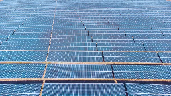 Güneş paneli, fotovoltaik, alternatif elektrik kaynağı. Sürdürülebilir kaynaklar kavramı. Yüksek açı, enerji çiftliğindeki güneş panellerinin yükseltilmiş görüntüsü. Resim indir