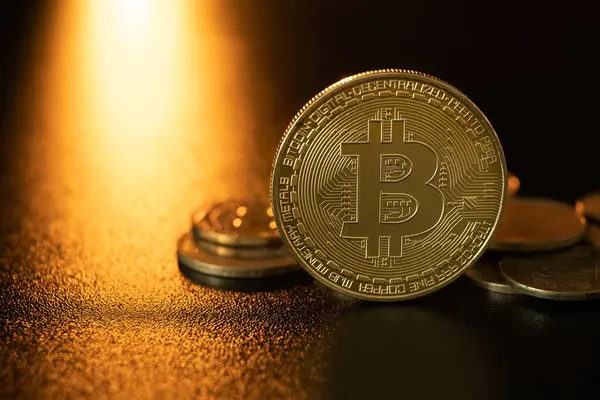 Bitcoin Yeni Sanal Para Konsepti. Tasarım için siyah arka planda izole edilmiş altın bitcoin. Simge B harfli altın para siyaha yansıyor. Madencilik btc engelleme teknolojisi indirme