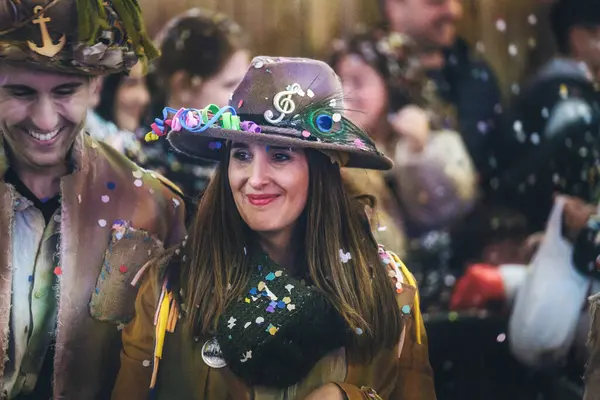 Karnaval ya da benzeri bir etkinlikte kutlama yapan bir kadın ve erkek. Her ikisi de süslü kahverengi şapkalar giyiyorlar, oyuncu, kostüm benzeri bir moda, festival. Özellikle kadın şapkası.