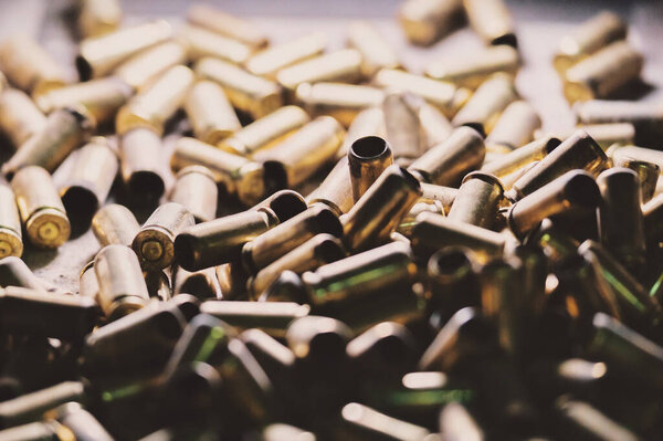 На снимке изображена груда отработанных гильз. Похоже, они медного цвета и используются патроны из огнестрельного оружия..