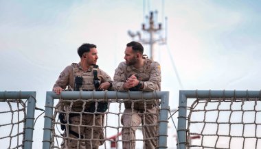 İspanya Malaga 128 2024 İki askeri personel arka planda iletişim anteni olan bir gözetleme kulesinde konuşuyorlar.