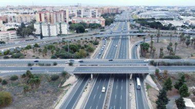 Çarpıcı kentsel kavşağın çarpıcı hava manzaralı modern şehri. Karmaşık otoyol ve yollar merkezi bir kavşakta kesişiyor.
