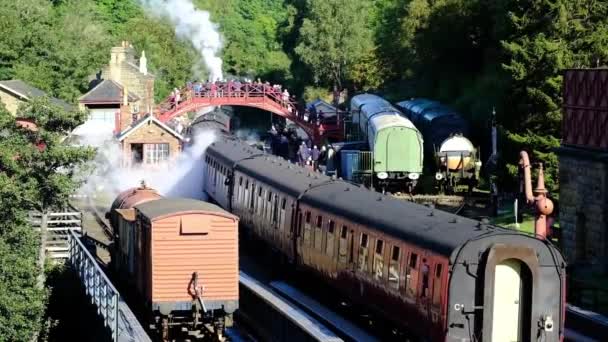 北约克郡摩尔铁路 North Yorkshire Moors Railway 是英格兰北约克郡的一条铁路 穿过北约克郡摩尔国家公园 蒸汽节庆祝日 2022年 — 图库视频影像