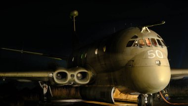 Yorkshire Hava Müzesi. York, İngiltere. Ekim 2022. Hawker Siddeley Nimrod, Birleşik Krallık tarafından geliştirilen ve işletilen emekli bir deniz devriye uçağıdır. De Havilland Kuyrukluyıldızı 'nın çok kapsamlı bir modifikasyonuydu, dünyanın ilk faaliyet gösteren jeti.