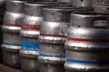 Uk meydanının dışında bira fıçıları var..