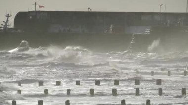 Bridlington, Yorkshire, İngiltere 'de dalgalı denizler. Dalgalar ve trong rüzgarları.