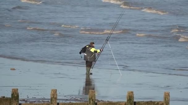 Hombre Pesca Playa Marea Baja Costa Este Yorkshire Reino Unido — Vídeo de stock