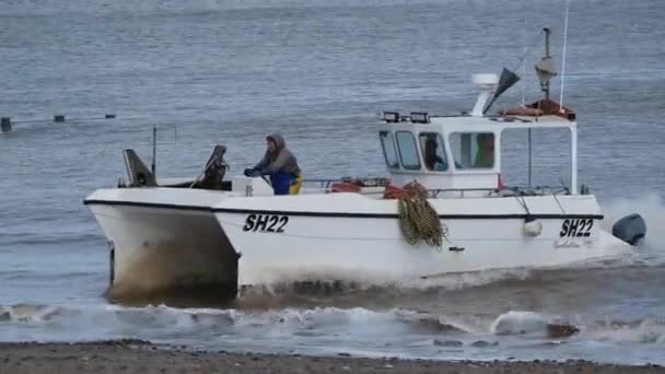 Hornsea Yorkshire December 2022 Crab Lobster Fishing Vessel Comming Ashore — Wideo stockowe