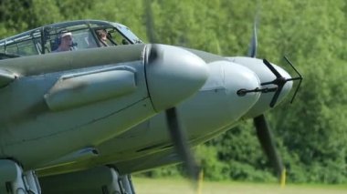 De Havilland DH.98, İngiliz çift motorlu, omuz kanatlı, çok delikli savaş uçağıdır..