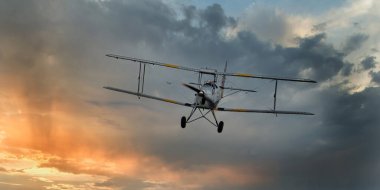 Breighton, Yorkshire, İngiltere, Haziran 2023. İngiliz kulüp sahasında hafif uçaklar. De Havilland DH.82, Geoffrey de Havilland tarafından tasarlanan ve de Havilland Aircraft Company tarafından üretilen 1930 'ların İngiliz çift kanatlısıdır.