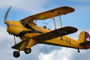 Breighton, Yorkshire, İngiltere, Haziran 2023. İngiliz kulüp sahasında hafif uçaklar. Bcker B 131 Jungmann (1.sınıf öğrencisi, genç adam), 1930 'larda Luftwaffe tarafından II..