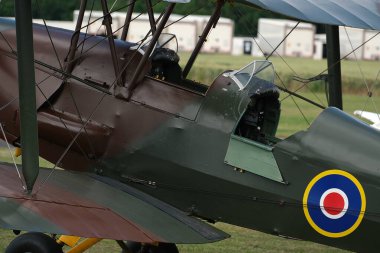 Breighton, Yorkshire, İngiltere, Haziran 2023. İngiliz kulüp sahasında hafif uçaklar. De Havilland DH.82, Geoffrey de Havilland tarafından tasarlanan ve de Havilland Aircraft Company tarafından üretilen 1930 'ların İngiliz çift kanatlısıdır.