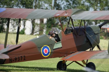 Breighton, Yorkshire, İngiltere, Haziran 2023. İngiliz kulüp sahasında hafif uçaklar. De Havilland DH.82, Geoffrey de Havilland tarafından tasarlanan ve de Havilland Aircraft Company tarafından üretilen 1930 'ların İngiliz çift kanatlısıdır.