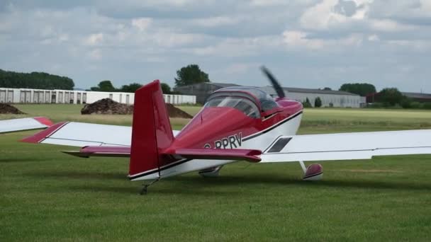 轻型飞机 装有发动机 开始滑行 准备起飞 — 图库视频影像