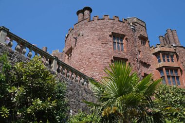 Powis Kalesi Galler 'in Powys, Galler yakınlarındaki bir ortaçağ kalesi, kalesi ve büyük kır evi..