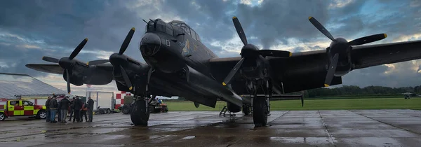 Avro Lancaster是英国第二次世界大战的重型轰炸机 它是由Avro设计和制造的 是与Handley Page Halifax同时代的轰炸机 两者都是同时研发出来的 — 图库照片