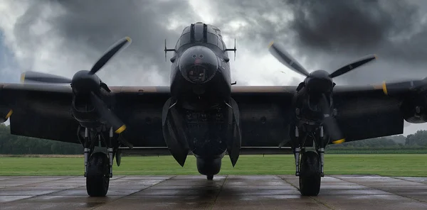 Avro Lancaster是英国第二次世界大战的重型轰炸机 它是由Avro设计和制造的 是与Handley Page Halifax同时代的轰炸机 两者都是同时研发出来的 — 图库照片