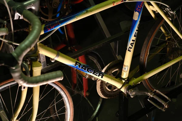サントフト リンカンシャー イギリス トロリーバス博物館 2023年9月15日 トロリーバス博物館 1940年代のオープンデー イギリス各地から集められたバスやトロリーバス ディスプレイに自転車や設備を備えた自転車ショップ — ストック写真