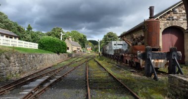 Beamish yaşayan tarih müzesi. Durham, İngiltere. Ağustos 2023. Sinyal kutusu, istasyon ve çalışan stokları olan klasik demiryolu sergisi.