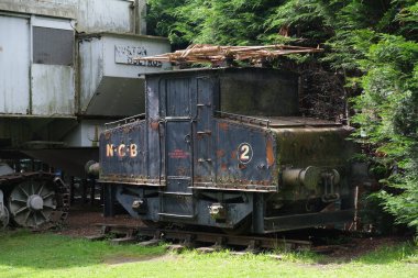 Beamish yaşayan tarih müzesi. Durham, İngiltere. Ağustos 2023. Sinyal kutusu, istasyon ve çalışan stokları olan klasik demiryolu sergisi.