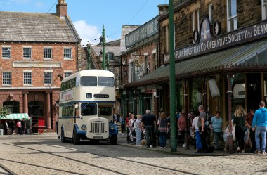 Beamish yaşayan tarih müzesi. Durham, İngiltere. Ağustos 2023. Vintage ulaşım, otobüs ve tramvaylar.