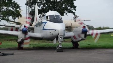 Yorkshire Hava Müzesi. York, Yorkshire, Uk. Uçak motorlarını çalıştırıyorum. De Havilland Uçak Şirketi DH104 Dove, Brabazon raporunun sonucu olarak 1940 'larda geliştirilen kısa mesafeli küçük bir uçaktı. .