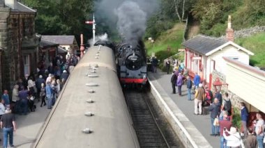 Kuzey Yorkshire bozkırları demiryolu. Goathland, Yorkshire, Ekim 2023. Buhar galası etkinliği. Buhar motorları.